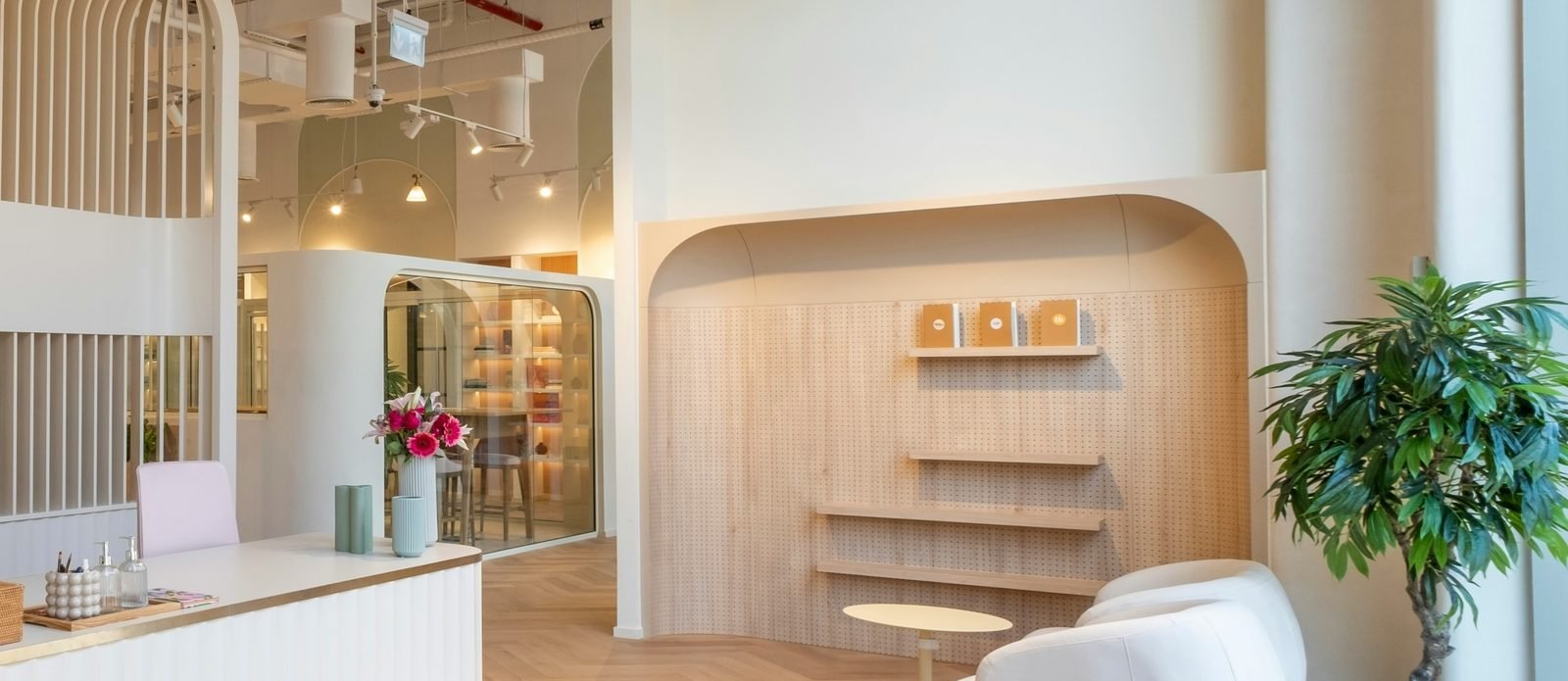 A bright clinic reception with a waiting lounge (sample photo)